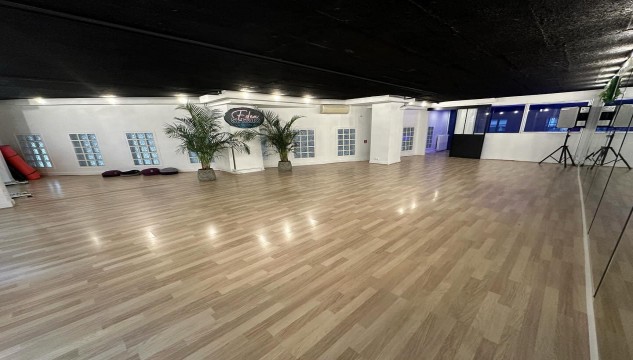 Belle salle de danse / Yoga de 90 m2 à Paris 10ème